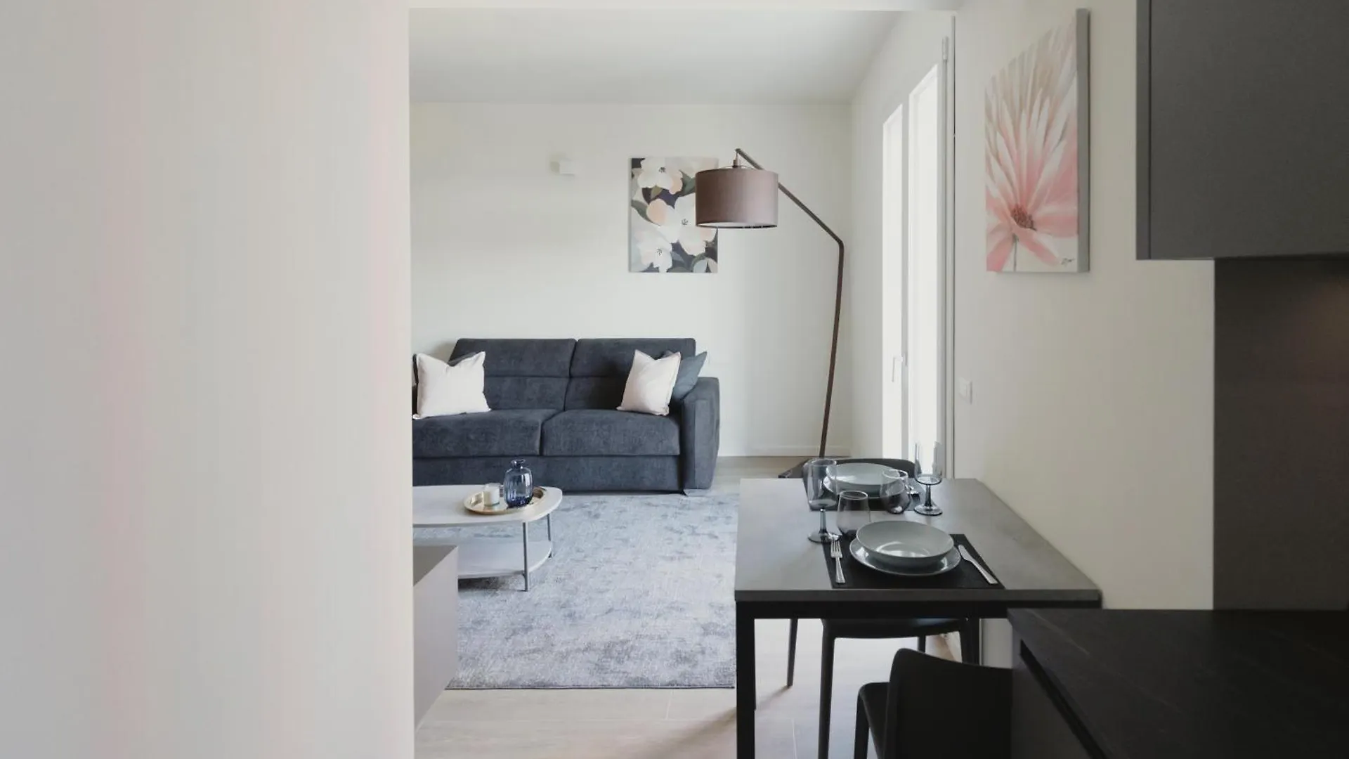 Gohost - Modern And Bright Apartments With Terrace And Balcony Milan Italy